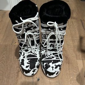 NEVER WORN- MOON BOOTS size 38